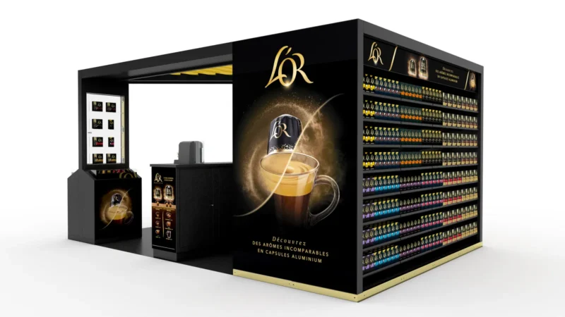 L'Or · mur de capsules et visuel grand format